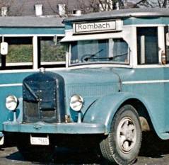blauer alter Bus Symbolbild für Anfahrt. Link auf Anfahrtsbeschreibung.