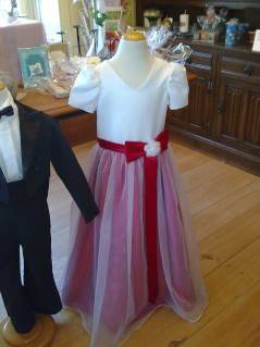 Mädchenkleid rot weiss mit roter Schlaufe mit Link auf Blumenmädchenkleider im Shop.