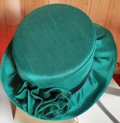 grüner Hut für Link zu den Hüten für die Abendgarderobe im Shop