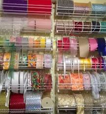 verschiedene Bänder in verschiedenen Farben als Link zu Bänder und Stickereien im Shop